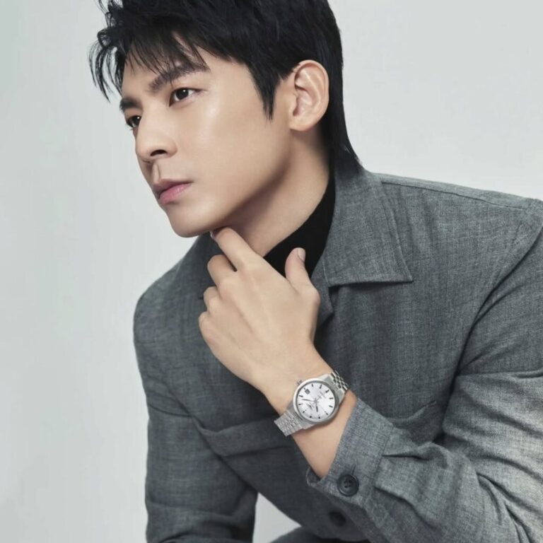 Estilo moderno moldeado por la herencia. @austinlin27 usa el ULTRA‑CHRON CLASSIC: donde el diseño icónico se combina con la precisión de alta frecuencia, elevando cada momento.

---------------------------------------------------------------------------
Modern style shaped by heritage. @austinlin27 wears the ULTRA‑CHRON CLASSIC: where iconic design meets high‑frequency precision, elevating every moment.