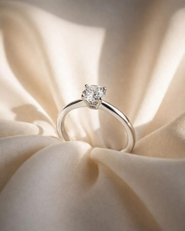 El arte del equilibrio.
En cada curva, una promesa de luz y elegancia.
📍C/Ruiz Zorrilla, 9 12001
Castellón de la Plana.
#spain
👜 www.carlosguinot.com
#JoyeríaCastellón #JoyeriaCarlosGuinot #castellón #jewerly