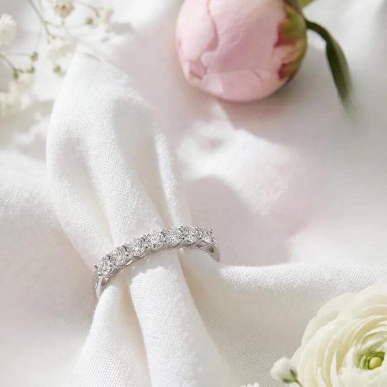 Más que joyas, creamos legado.
Alianzas elaboradas con precisión y elegancia, pensadas para quienes entienden que los detalles definen lo eterno.
📍C/Ruiz Zorrilla, 9 12001
Castellón de la Plana.
#spain
👜 www.carlosguinot.com
#JoyeríaCastellón #JoyeriaCarlosGuinot #castellón #jewerly