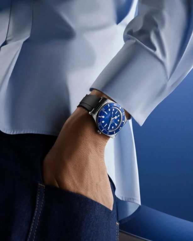 Conoce al nuevo TUDOR Black Bay 54. Con las mismas grandes proporciones vintage y una moderna estética de "azul zafiro", esta es la Black Bay 54 como nunca la has visto antes.
#TudorWatch #BornToDare #watchesandwonders2026