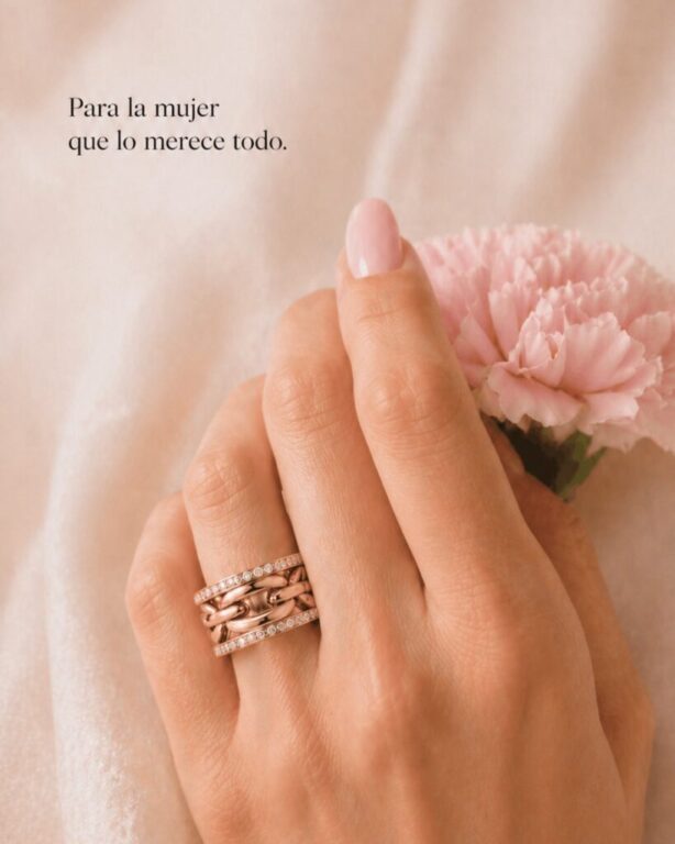 Las joyas para mamá no solo son un complemento, sino un símbolo de amor eterno que la acompañará cada día. Descubre ahora las mejores ideas de regalos para el Día de la Madre en Castellón y encuentra esa pieza especial que hará brillar su sonrisa.