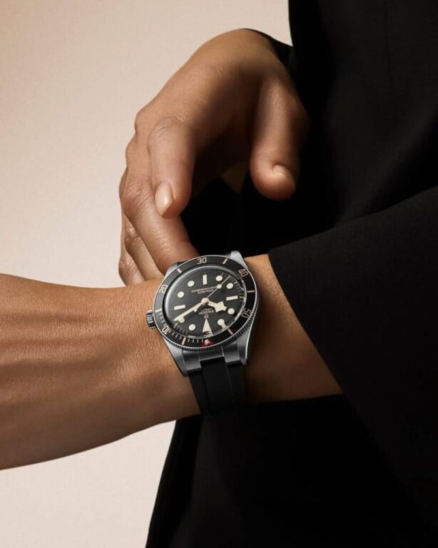 Disponible con tres opciones de brazalete, todas con el innovador cierre "T-fit" de TUDOR, el #BlackBay58 destaca por su comodidad y estilo.

#TudorWatch #borntodare