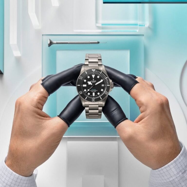 Antes de salir de la Manufactura TUDOR, cada #PelagosUltra es sometido a pruebas de hermeticidad hasta los 1000 metros, para garantizar que esté listo para todas tus aventuras de buceo.

#TudorWatch #BornToDare