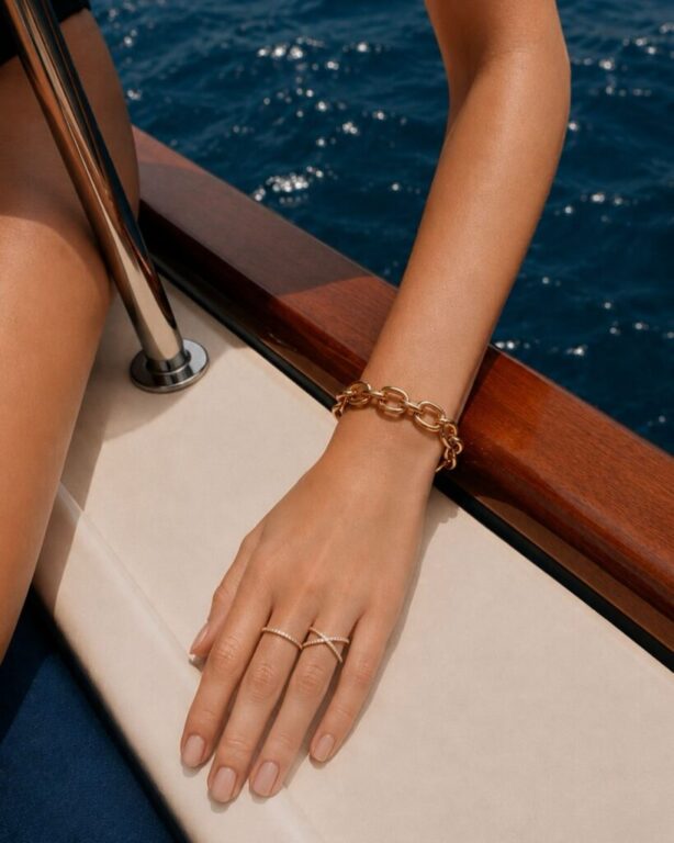 Joyas que acompañan la luz cálida del verano. La pulsera de oro amarillo, la media alianza y el anillo con diamantes crean un equilibrio perfecto entre sofisticación y elegancia.

#joyeriacarlosguinot #joyeriacastellon #finejewelry
