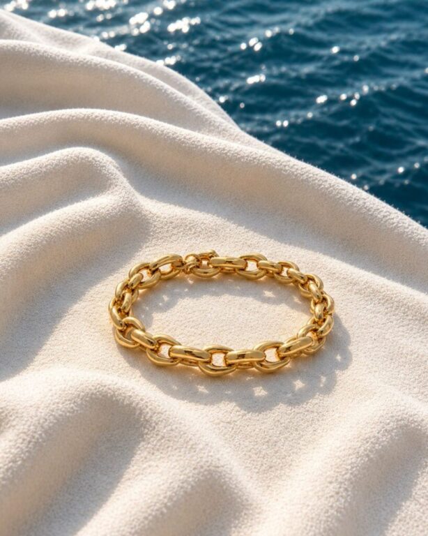 Texturas suaves, reflejos dorados y la calma del mar. Una pulsera de oro amarillo que envuelve la piel con una sofisticación natural y atemporal.

#joyeriacarlosguinot #joyeriacastellon #finejewelry