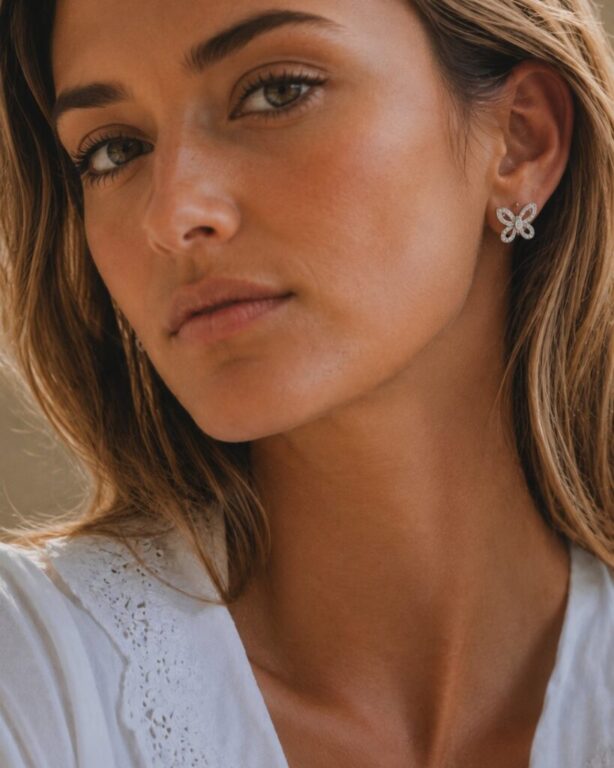 Pendientes de mariposa en oro blanco y diamantes, un diseño delicado que simboliza belleza, libertad y transformación.

Una joya para iluminar cada momento. 🦋💎

#joyeriascastellon #JoyeriaCarlosGuinot #Diamantes #PendientesDeDiamantes #Joyas