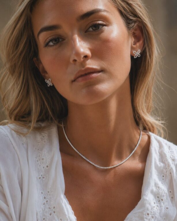 Pendientes de mariposa y collar rivière en oro blanco con diamantes. Una combinación delicada, luminosa y atemporal para elevar cualquier look. 

#joyeriascastellon #JoyeriaCarlosGuinot #Diamantes #OroBlanco #Joyas