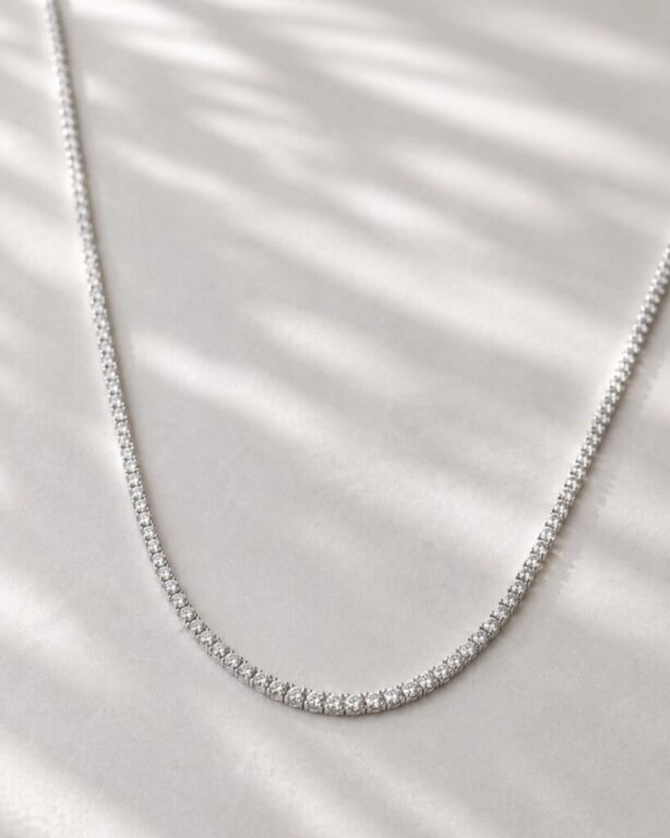 ✨ Un clásico que siempre brilla.

Collar riviere de oro blanco con diamantes. Elegante, luminoso y atemporal, una joya diseñada para acompañarte siempre. 

#joyeriascastellon #JoyeriaCarlosGuinot #CollarRiviere #Diamantes #OroBlanco