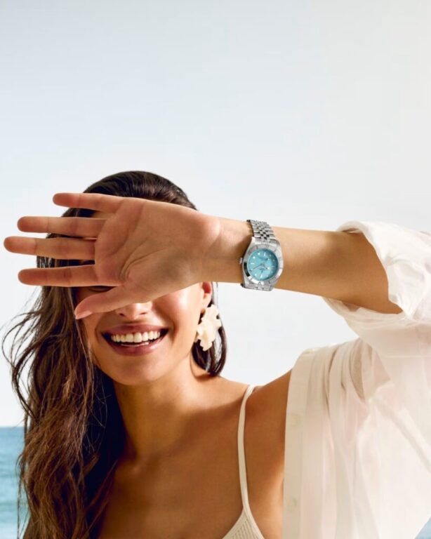 El azul del verano, en tu muñeca.

La esfera Lagoon Blue, el brazalete de cinco eslabones y sus proporciones de 37 mm convierten al TUDOR Black Bay 54 en una pieza pensada para disfrutar cada momento con estilo.

Un diseño que no solo marca el tiempo. También cambia el estado de ánimo.

#TudorWatch #BornToDare #BlackBay54 #LagoonBlue #LuxuryWatch #SwissMade #CarlosGuinot #JoyeriaCarlosGuinot #Castellon #JoyeriasCastellon