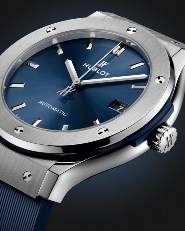 Azul intenso. Titanio. Carácter.

El Classic Fusion Titanium Blue apuesta por el equilibrio entre deportividad y elegancia. Su caja de titanio satinado y pulido alberga el movimiento automático HUB1112, con aproximadamente 48 horas de reserva de marcha.

Una pieza creada para destacar con discreción.

#Hublot #ClassicFusion #TitaniumBlue #SwissMade #LuxuryWatch #CarlosGuinot #JoyeriaCarlosGuinot #Castellon #JoyeriasCastellon