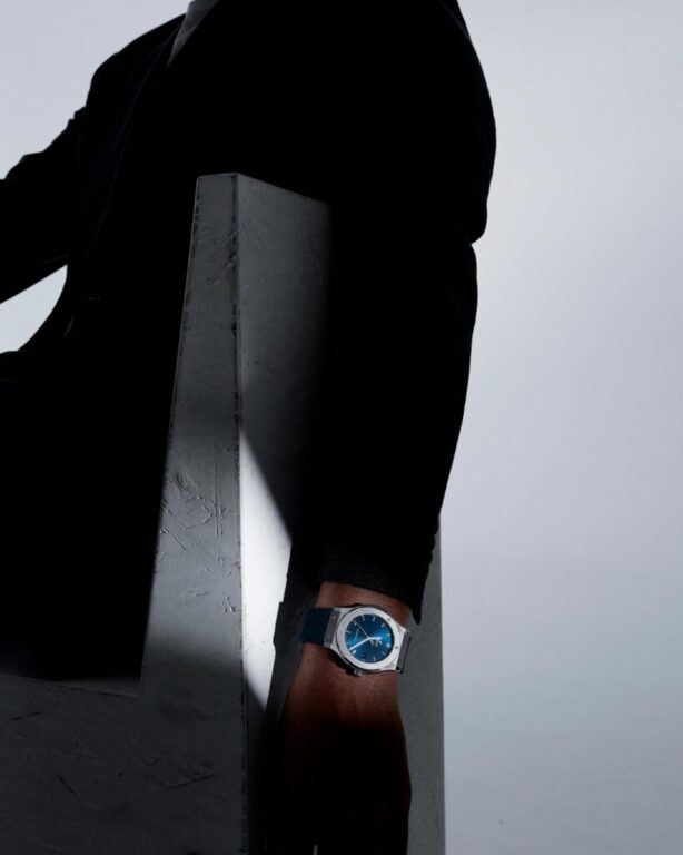 Diseño contemporáneo con alma mecánica.

Titanio, cristal de zafiro y una esfera azul satinada definen el Hublot Classic Fusion Titanium Blue de 45 mm. En su interior, el movimiento automático HUB1112 aporta precisión y una reserva de marcha de aproximadamente 48 horas.

Elegancia y rendimiento en perfecta armonía.

#Hublot #ClassicFusion #ArtOfFusion #Titanium #SwissMade #LuxuryWatches #CarlosGuinot #JoyeriaCarlosGuinot #Castellon #JoyeriasCastellon