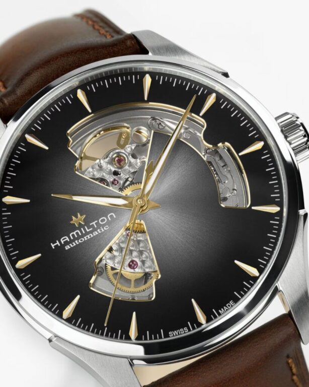 La sofisticación también se muestra por dentro.

El Hamilton Jazzmaster Open Heart Auto 40 mm combina una esfera plateada efecto rayos de sol con un diseño abierto que permite contemplar parte de su movimiento automático.

Con cristal de zafiro, correa de piel marrón y hasta 80 horas de reserva de marcha, es una interpretación contemporánea del clásico reloj de vestir.

#Hamilton #HamiltonWatch #Jazzmaster #JazzmasterOpenHeart #OpenHeart #RelojAutomatico #RelojeriaSuiza #SwissMade #LuxuryWatches #JoyeriaCarlosGuinot #Castellon