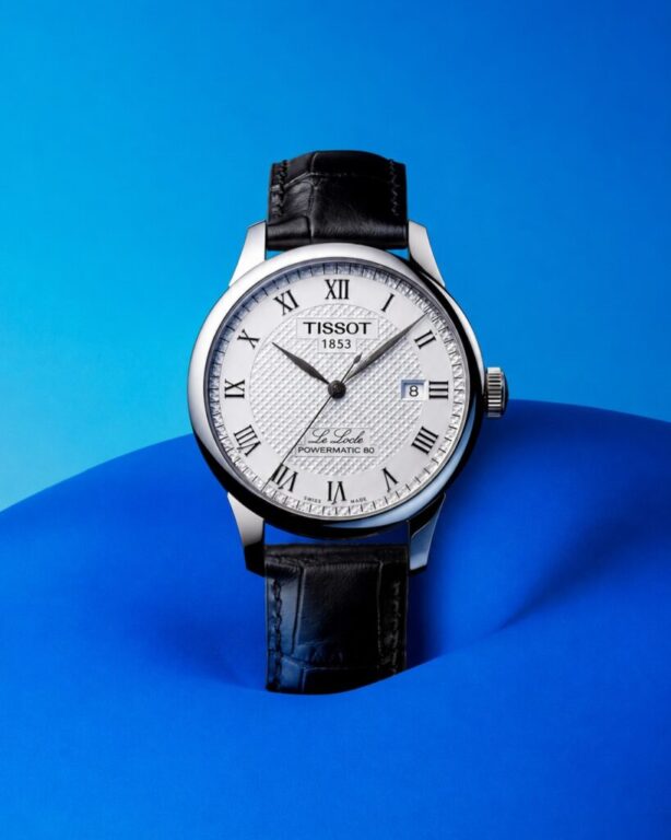 Un clásico nacido en el corazón de la relojería suiza.

El Tissot Le Locle toma su nombre de la localidad suiza donde nació la historia de Tissot. Su diseño de 39,3 mm, los números romanos y la firma Le Locle reflejan una elegancia clásica que permanece vigente generación tras generación.

Tradición relojera con un estilo inconfundible.

#Tissot #LeLocle #TissotWatch #RelojSuizo #RelojAutomatico #SwissWatch #Relojeria #RelojesDeLujo #JoyeriaCastellón #Castellon