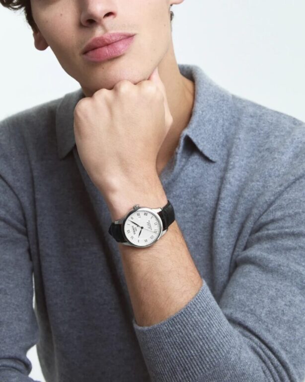 Elegancia suiza para cada momento.

El Tissot Le Locle 39,3 mm combina el estilo clásico de la relojería suiza con detalles atemporales como sus números romanos, su caja de acero inoxidable 316L y el cristal de zafiro resistente a los arañazos.

Un reloj automático Tissot pensado para acompañarte del día a la noche con la misma elegancia.

#Tissot #TissotLeLocle #LeLocle #RelojAutomatico #RelojeriaSuiza #SwissMade #LuxuryWatches #RelojesHombre #JoyeriaCarlosGuinot #Castellon