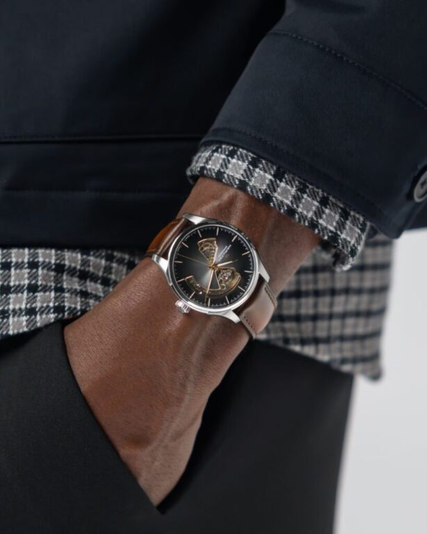 El corazón de la relojería, a la vista.

El Hamilton Jazzmaster Open Heart 40 mm revela parte de su mecanismo automático a través de una esfera plateada cuidadosamente trabajada.

Su caja de acero, cristal de zafiro y 80 horas de autonomía combinan precisión, tradición y diseño contemporáneo en una pieza llena de carácter.

#Hamilton #JazzmasterOpenHeart #HamiltonJazzmaster #AutomaticWatch #RelojAutomatico #SwissMade #RelojHombre #Relojeria #JoyeriaCarlosGuinot #Castellon
