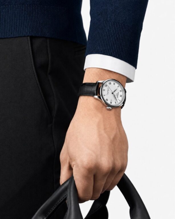Clásico, elegante y pensado para perdurar.

El Tissot Le Locle 39,3 mm destaca por su refinada estética, una caja de acero inoxidable 316L y cristal de zafiro resistente a los arañazos.

Una pieza imprescindible para quienes buscan un reloj automático suizo capaz de completar tanto un look diario como una ocasión especial.

Descúbrelo en nuestra boutique.

#Tissot #TissotLeLocle #LeLocle39mm #RelojAutomatico #RelojHombre #SwissMade #RelojeriaSuiza #LuxuryWatch #JoyeriaCarlosGuinot #Castellon