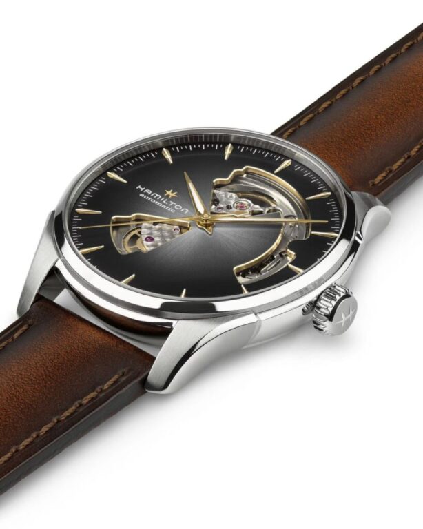 Un clásico con una mirada contemporánea.

El Hamilton Jazzmaster Open Heart Auto de 40 mm combina esfera plateada, correa de piel marrón y un espectacular diseño abierto que deja entrever el movimiento en su interior.

Elegancia atemporal, movimiento automático y hasta 80 horas de reserva de marcha para acompañarte cada día.

Descúbrelo en nuestra boutique.

#Hamilton #HamiltonWatch #Jazzmaster #OpenHeart #RelojAutomatico #RelojSuizo #SwissMade #RelojesHombre #LuxuryWatch #JoyeriaCarlosGuinot #Castellon