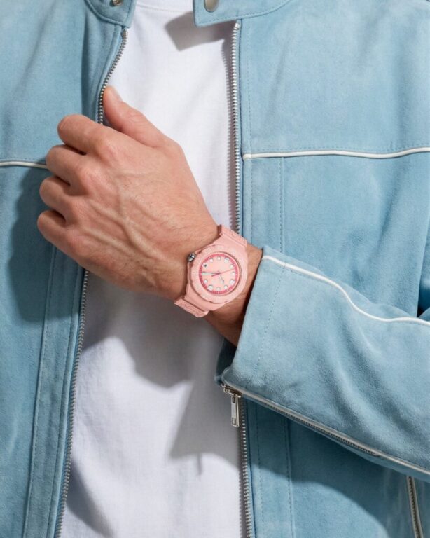 Rosa con carácter. 🌸

El TAG Heuer Formula 1 Solargraph 38 mm en rosa combina diseño, ligereza y tecnología solar en una edición limitada pensada para destacar.

Su caja TH-Polylight, la esfera opalina rosa y el Calibre Solargraph TH50-00 convierten la luz natural y artificial en energía, ofreciendo hasta 10 meses de autonomía con una carga completa.

Un reloj TAG Heuer diferente, ligero y lleno de personalidad.

#TAGHeuer #TAGHeuerFormula1 #Formula1Solargraph #Solargraph #RelojTAGHeuer #RelojSolar #RelojeriaSuiza #SwissMade #LuxuryWatches #JoyeriaCarlosGuinot #Castellon