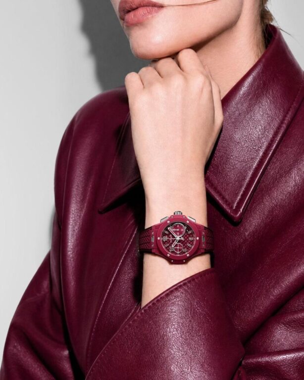 No es un revestimiento. No es un acabado. Es una nueva forma de crear un reloj.

Hublot reinventa su icónico Big Bang Original con una innovadora textura de efecto aterciopelado, extraordinariamente suave al tacto y diseñada para ofrecer una gran resistencia.

Una nueva experiencia que combina innovación, diseño y sensaciones.

#Hublot #HublotBigBang #BigBangOriginal #LuxuryWatches #JoyeriaCarlosGuinot #Castellon #JoyeriasCastellon