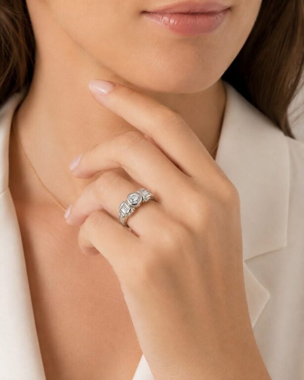Geometría, luz y elegancia.

Dos anillos de oro blanco con diamantes crean un diseño sofisticado, moderno y con carácter.

Descubre nuestra colección en Joyería Carlos Guinot.

#AnillosConDiamantes #OroBlanco #Diamantes #JoyeriaCastellon #JoyeriaCarlosGuinot #AnillosDeDiseño #Joyeria