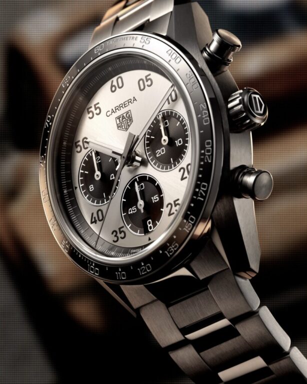 Un icono de la relojería deportiva regresa con una de sus combinaciones más reconocibles.

El TAG Heuer Carrera Chronograph Sport recupera la emblemática esfera “Panda”, con acabado plateado satinado efecto rayos de sol y contadores en negro azulado. 

El bisel de cerámica negra refuerza su carácter deportivo y su elegante contraste.

En su interior, el calibre de Manufactura TH20-00 ofrece una reserva de marcha de 80 horas, completando una pieza donde precisión, rendimiento y diseño van de la mano.

Descubre el nuevo TAG Heuer Carrera en Joyería Carlos Guinot.

#TAGHeuer #TAGHeuerCarrera #CarreraChronograph #TAGHeuerCarreraChronograph #RelojesSuizos #RelojesDeLujo #AltaRelojeria #JoyeriaCarlosGuinot #JoyeriasCastellon
