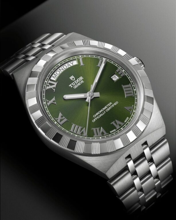 Elegancia sutilmente definida: una caja pulida y satinada de acero inoxidable combinada con un abanico de colores para la esfera, todos equipados con un Calibre de Manufactura fiable. Una nueva dimensión en el lujo cotidiano.
#TudorWatch #BornToDare #TudorRoyal