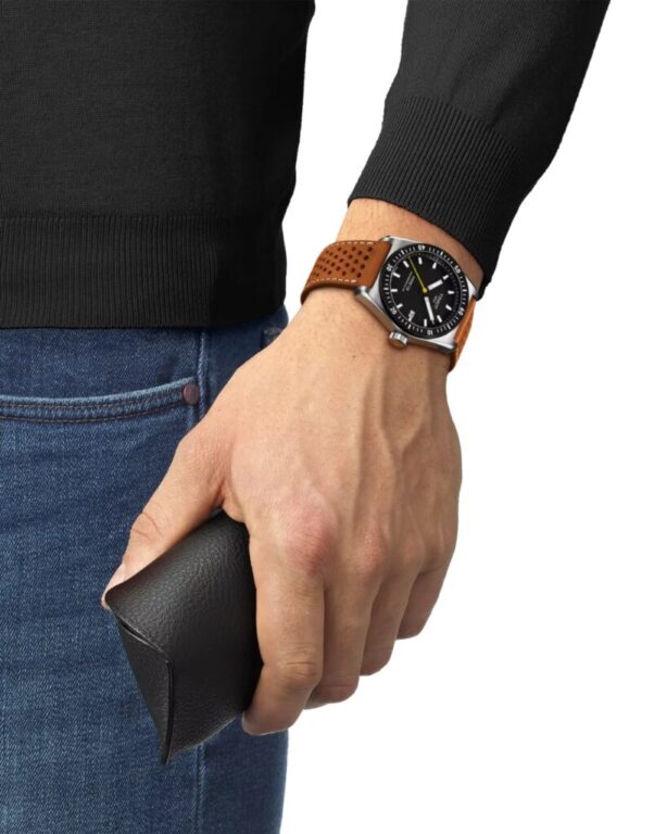 Una esfera negra de 38 mm y el carácter deportivo del PR516. 🖤

Este Tissot incorpora el movimiento automático Powermatic 80, índices con Super-LumiNova® y una pulsera con sistema de cambio rápido. Herencia relojera con un estilo que encaja en cualquier momento.

Descúbrelo en Joyería Carlos Guinot.

#Tissot #TissotPR516 #JoyeriaCarlosGuinot #Castellon