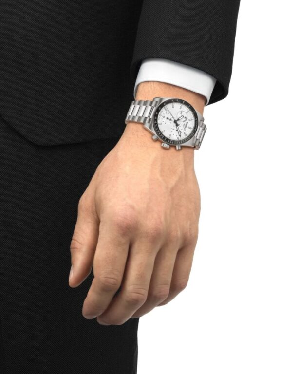 El espíritu de la velocidad, en blanco. 🤍

El Tissot PR516 Chronograph Quartz combina una caja de acero de 40 mm con taquímetro, movimiento de cuarzo G10.212 y detalles con Super-LumiNova®. Un diseño inspirado en los años setenta, listo para acompañarte cada día.

Descúbrelo en Joyería Carlos Guinot.

#Tissot #TissotPR516 #JoyeriaCarlosGuinot #Castellon