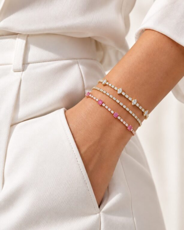 Tres pulseras para combinar a tu manera. ✨

Oro rosa con diamantes y zafiros que aportan un toque de color, junto a dos diseños en oro amarillo con diamantes. Cada una tiene su personalidad; juntas crean una combinación elegante y luminosa.

Desliza para verlas de cerca. ¿Las llevarías juntas o por separado?

Descúbrelas en Joyería Carlos Guinot y déjate asesorar por nuestro equipo.

📍 C/ Ruiz Zorrilla, 9 · Castellón de la Plana.

#JoyeriaCarlosGuinot #joyeriacastellon #PulserasDeOro #Diamantes #PulseraTennis #PulserasDeOro #Diamantes #Zafiros #ororosa