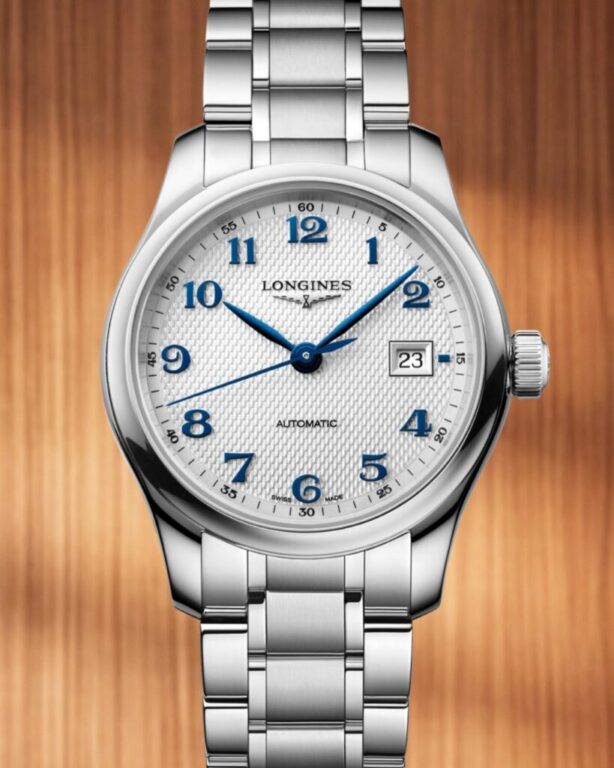 Hay diseños que conservan su elegancia con el paso del tiempo.

Longines Master Collection combina una esfera plateada con motivo «grano de cebada» y una caja de acero de 41 mm. Una expresión de la relojería clásica que encuentra su lugar en cada momento del día.

Descúbrelo en Joyería Carlos Guinot y déjate asesorar en nuestra boutique.

#Longines #LonginesMasterCollection #JoyeriaCarlosGuinot #joyeriascastellon