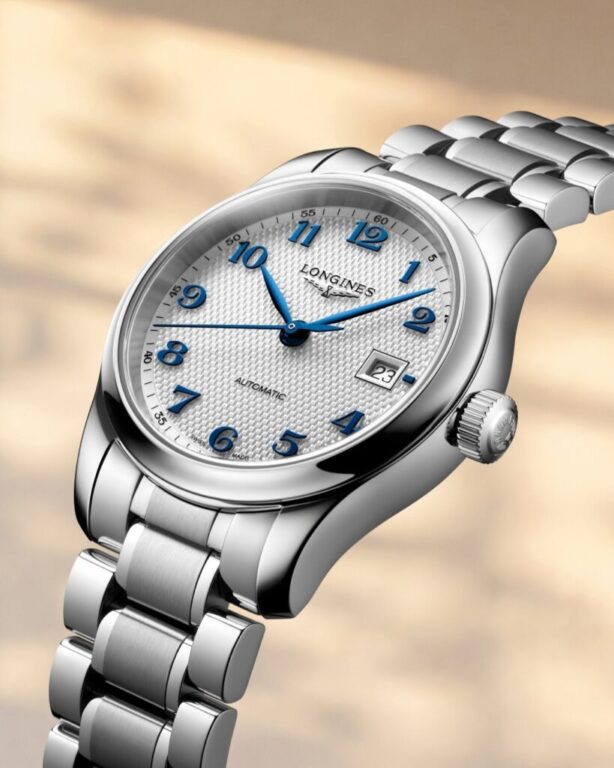 Estilo clásico. Precisión en movimiento.
En el interior del Longines Master Collection late un movimiento automático con espiral de silicio y aproximadamente 72 horas de reserva de marcha.
Su caja de acero de 41 mm y su esfera plateada con motivo «grano de cebada» reflejan la tradición relojera de Longines, con una elegancia que te acompaña cada día.
Descubre todos sus detalles en nuestra boutique de Castellón.
#Longines #LonginesMasterCollection #RelojAutomatico #JoyeriaCarlosGuinot #joyeriascastellon
