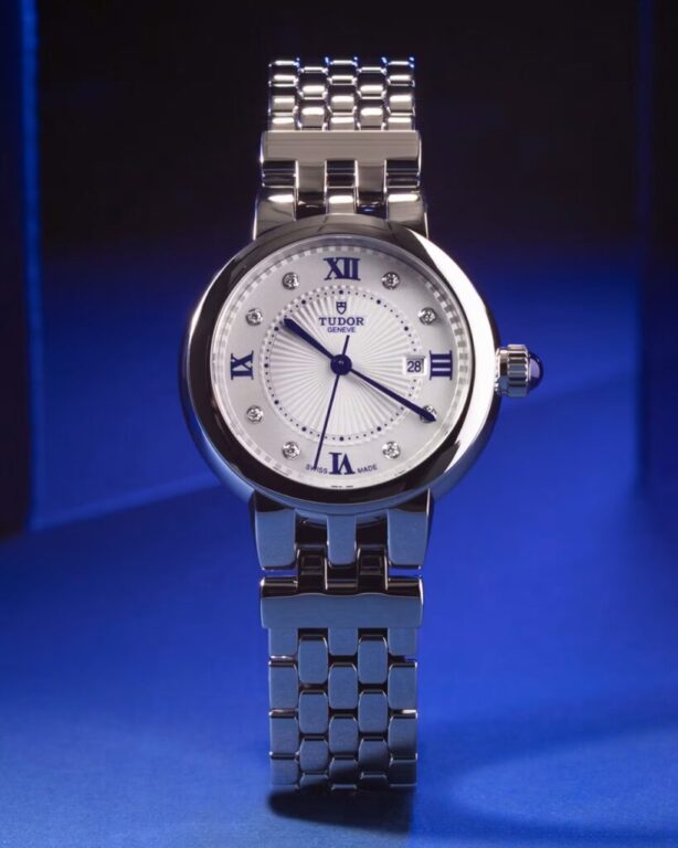 Un estilo que trasciende las tendencias.

Inspirado en los códigos estéticos históricos de TUDOR, el Clair de Rose expresa una forma de entender la elegancia: clásica, delicada y atemporal.

En esta versión de 34 mm, la caja y el brazalete de acero aportan un equilibrio que lo convierte en un compañero para cada día.

Encuentra tu próximo reloj en Joyería Carlos Guinot.

#TudorWatch #ClairDeRose #TUDOR #JoyeriaCarlosGuinot #JoyeriaCastellon