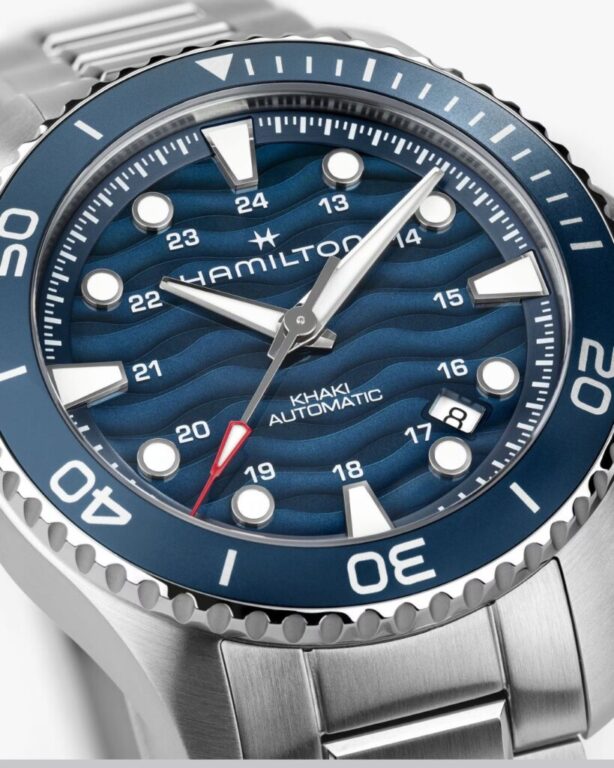 El azul del océano, en tu muñeca.
La esfera azul lacada del Hamilton Khaki Navy Scuba Auto de 40 mm incorpora una textura ondulada que aporta profundidad y personalidad. Un diseño deportivo con la elegancia necesaria para acompañarte cada día.
Descúbrelo en Joyería Carlos Guinot y pruébatelo en boutique.
#HamiltonWatch #KhakiNavyScuba #JoyeriaCarlosGuinot