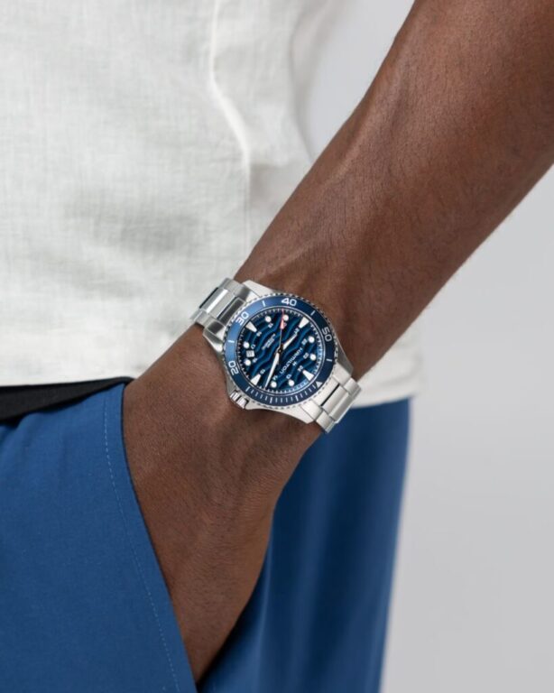 Hay relojes que encajan con tu forma de vestir y con tu forma de vivir.

Con su caja de 40 mm, brazalete de acero y esfera azul inspirada en el océano, el Hamilton Khaki Navy Scuba Auto aporta un toque deportivo a tus conjuntos cotidianos.

Visítanos y déjate asesorar para encontrar tu próximo reloj.

#HamiltonWatch #KhakiNavyScubaAuto #JoyeriaCarlosGuinot #JoyeriaCastellon