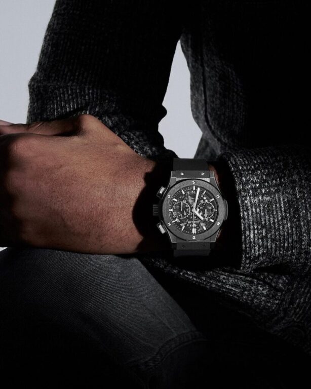 Para quienes disfrutan tanto del diseño como de lo que hay detrás.

La esfera de zafiro del HUBLOT Classic Fusion Aerofusion Black Magic permite contemplar la arquitectura de su movimiento automático HUB1155, con cronógrafo y 42 horas de reserva de marcha.

Una mirada al interior de la relojería, enmarcada en cerámica negra.

Ven a conocerlo a nuestra boutique de Castellón.

#Hublot #Aerofusion #Relojeria #JoyeriaCarlosGuinot #joyeriacastellon