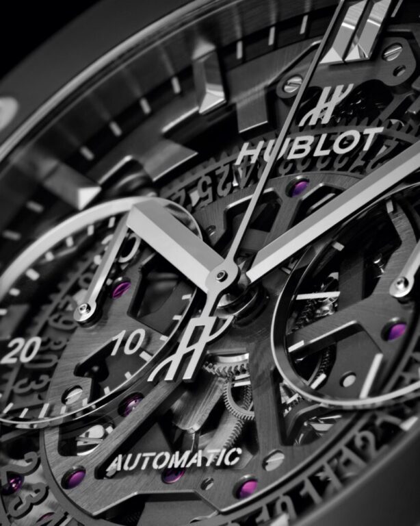 El Arte de la Fusión, en negro.
Cerámica de alta tecnología, zafiro y caucho se encuentran en el HUBLOT Classic Fusion Aerofusion Black Magic. Su luneta, con seis tornillos de titanio en forma de H, enmarca una esfera esqueletizada que aporta carácter a su elegancia deportiva.
Un reloj para apreciar de cerca y disfrutar en la muñeca.
Descúbrelo en Joyería Carlos Guinot y déjate asesorar.
#Hublot #ClassicFusion #ArtOfFusion #JoyeriaCarlosGuinot #joyeriascastellon