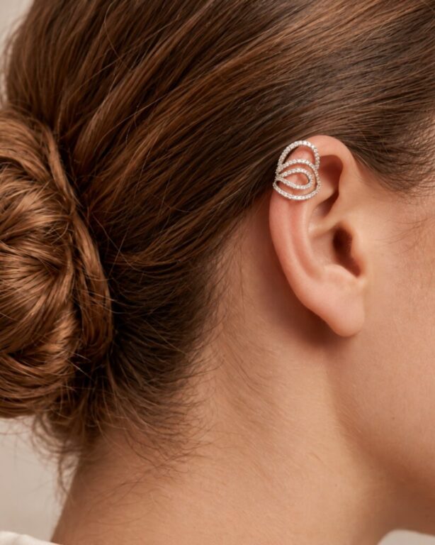 Curvas que se entrelazan. Detalles que iluminan.

Las líneas de este earcuff en oro amarillo recorren la oreja con un delicado juego de diamantes. Una joya contemporánea que aporta movimiento y un toque de luz a tu estilo.

Recoge el pelo y deja que sus detalles se vean.

Ven a conocerlo a nuestra boutique de Castellón.

#Earcuff #OroAmarillo #Diamantes #JoyeriaCarlosGuinot #Castellón