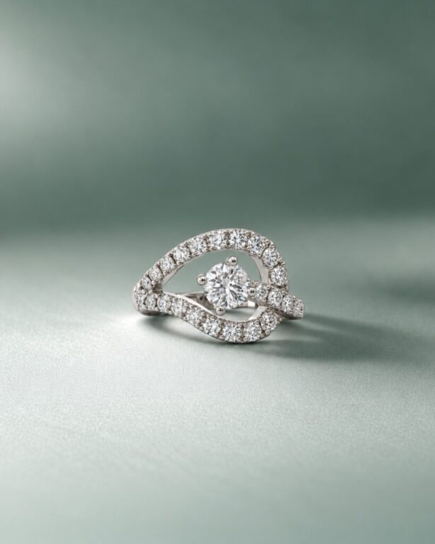 Pequeños detalles, mucha personalidad.

Las curvas cruzadas de este earcuff en oro blanco, recorridas por diamantes, enmarcan un brillante central que concentra todas las miradas. Un equilibrio entre delicadeza y carácter para acompañarte en tus ocasiones especiales… o hacer especial cualquier día.

Pruébatelo en Joyería Carlos Guinot.

#Earcuff #JoyasConDiamantes #OroBlanco #JoyeriaCarlosGuinot #JoyeriaCastellon