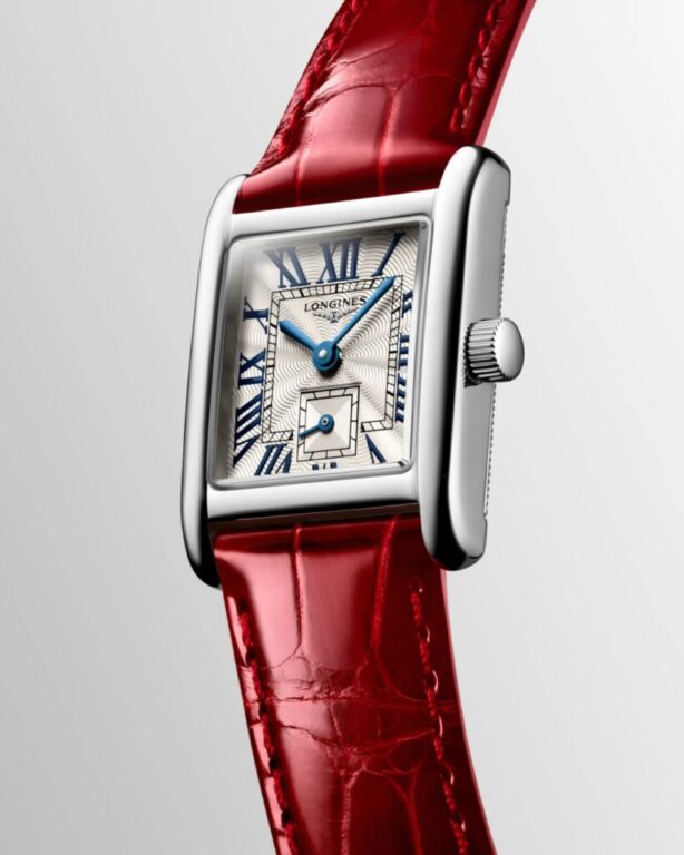 Su esfera plateada con números romanos aporta un estilo clásico y refinado.

El Mini DolceVita expresa el lujo sutil y la elegancia contemporánea de Longines de un modo exquisito.