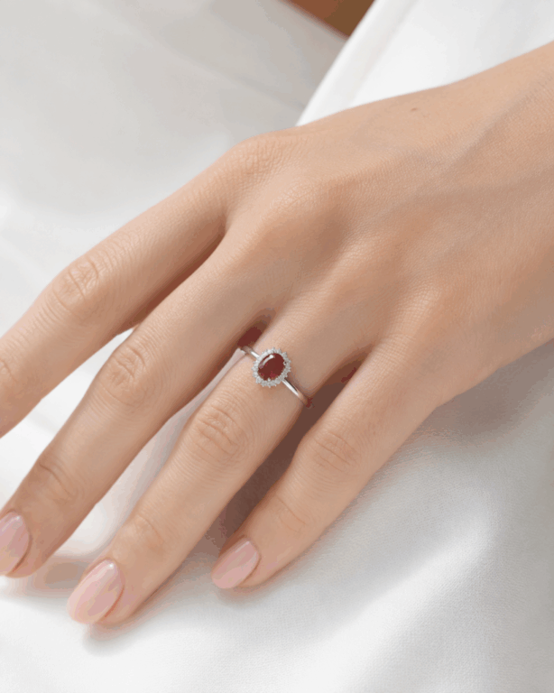 ANILLO EN ORO BLANCO CON DIAMANTES Y RUBÍ - Imagen 2