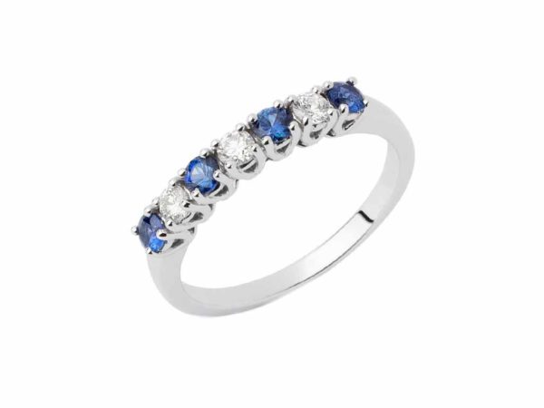 anillo de ro blanco con diamantes en talla brillante y zafiros.